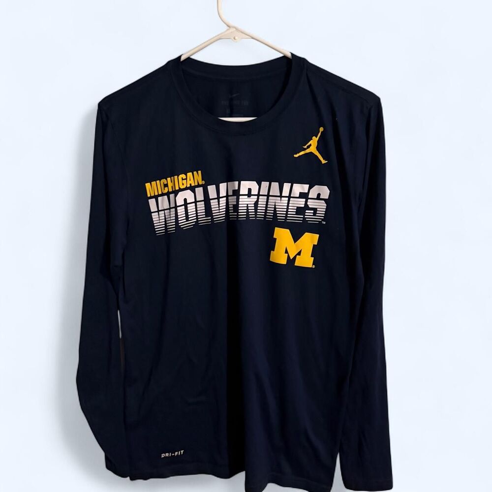 Jordan Men's Navy and Blue T-shirt